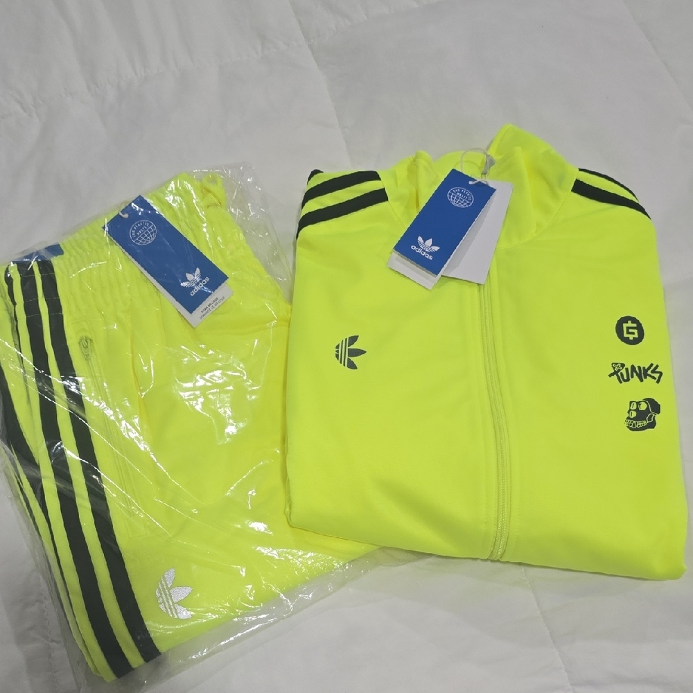 Set Size Medium Adidas Fluorescent Yellow Tracksuit with Black Accents